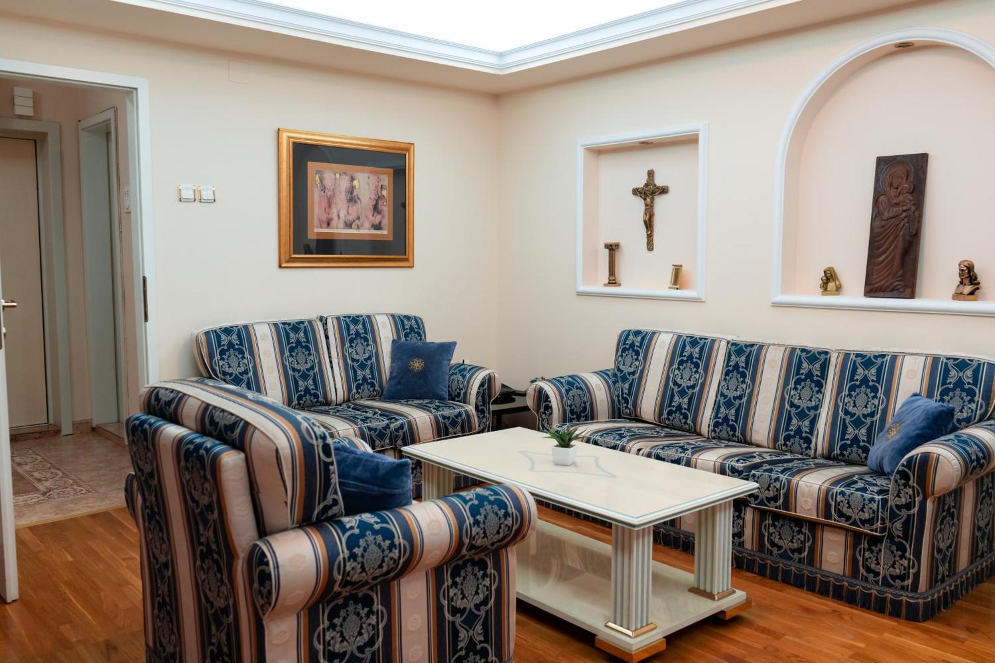 Apartment Favorite Family & Dining Gem In *